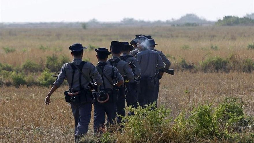 Al menos doce muertos en nuevo asalto contra puestos policiales en Birmania