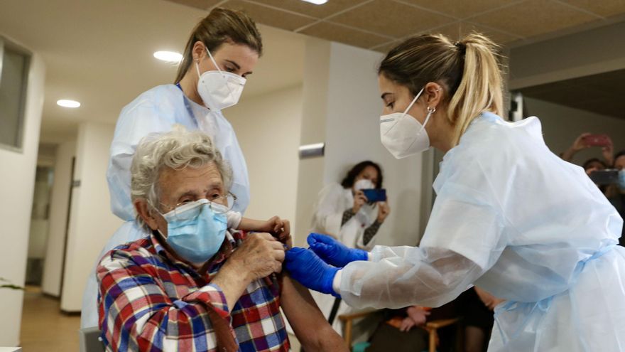 Un hombre recibe la primera dosis de la vacuna en Asturias