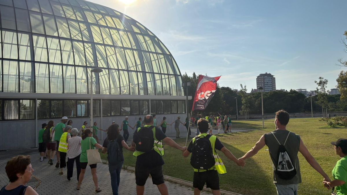 Una cadena humana rodea el Palau de la Música de València, en una nueva protesta contra Pérez Llorca.
