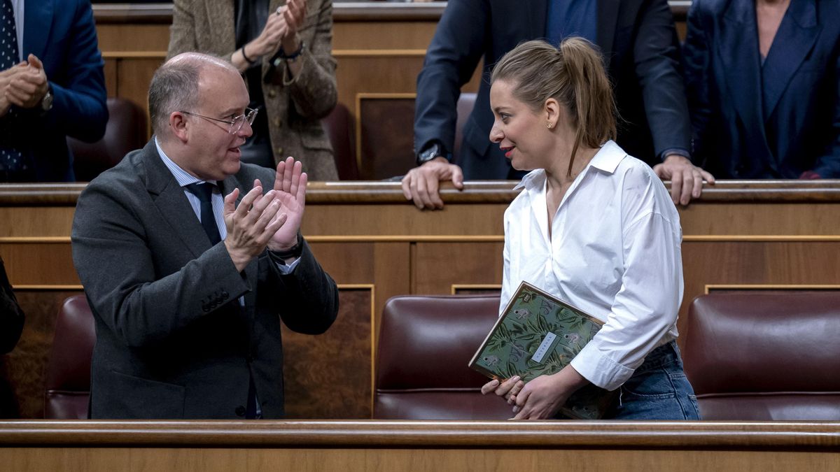 El secretario general del PP, Miguel Tellado, y la portavoz del PP en el Congreso, Ester Muñoz, en el Congreso