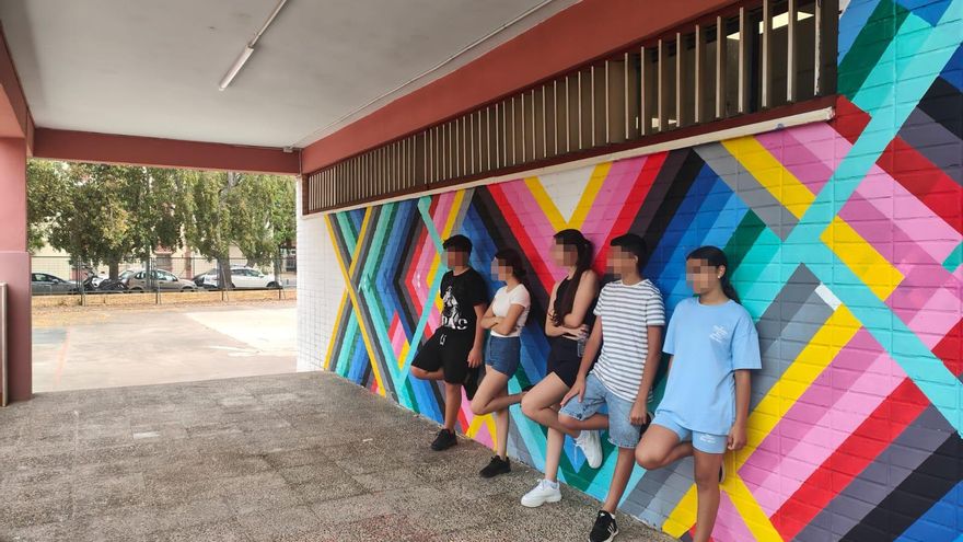 Alumnos de las Tres Mil Viviendas imitan un mural de Maya Hayuk para tapar 30 años de paredes sin pintar en su colegio