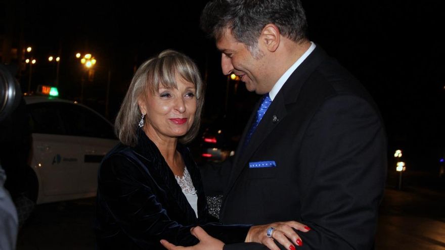 Julio César Álvarez, presidente del Círculo Empresarial Leonés, recibe a la directora general de Transleyca, Mar Casas. / Peio García / ICAL