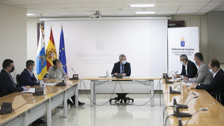 Sebastián Franquis, en el centro de la imagen, junto a los alcaldes de las Medianías de Gran Canaria