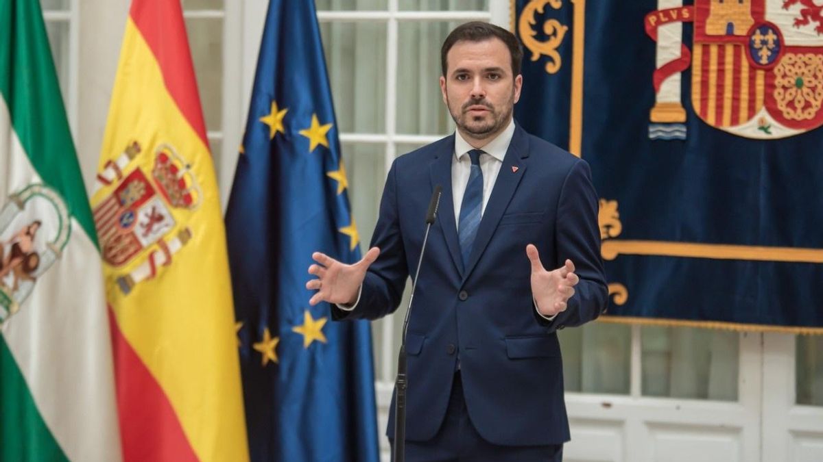 Alberto Garzón, este jueves respondiendo a las preguntas de la prensa en la Delegación del Gobierno en Andalucía.