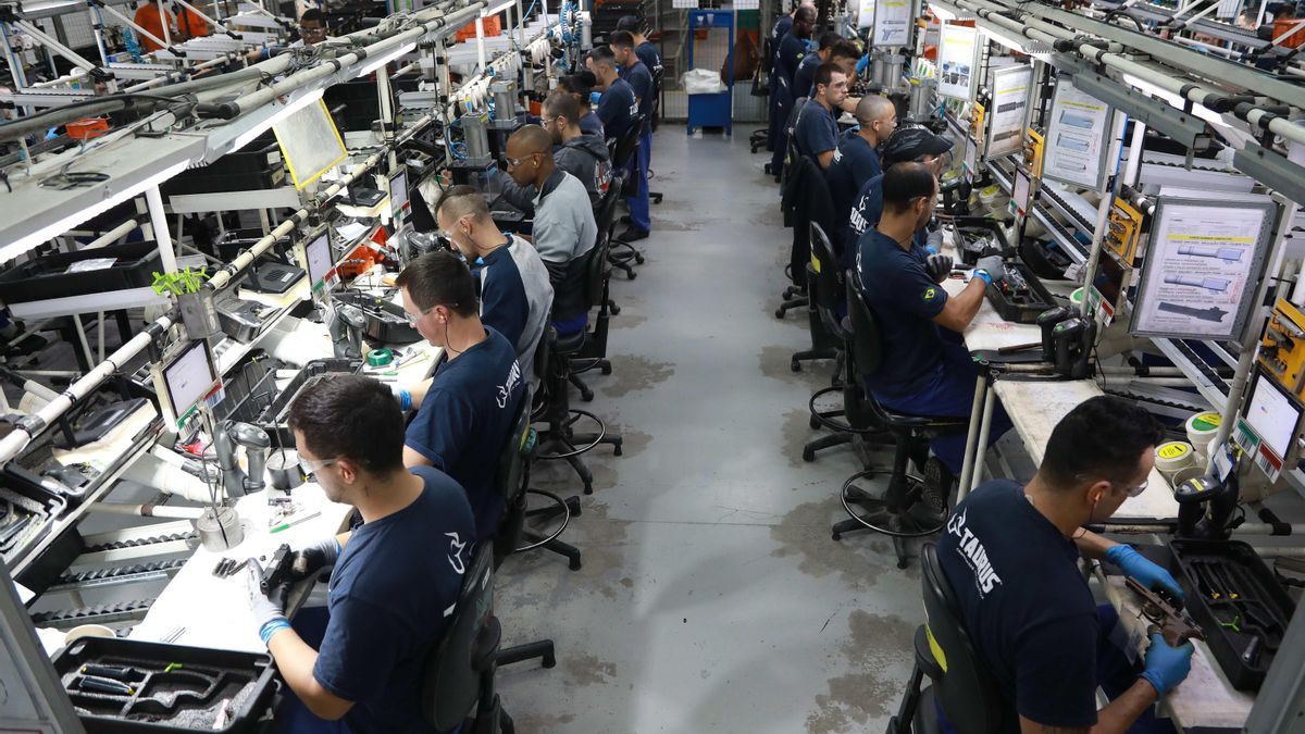 Fotografía de archivo que muestra a trabajadores de una empresa.