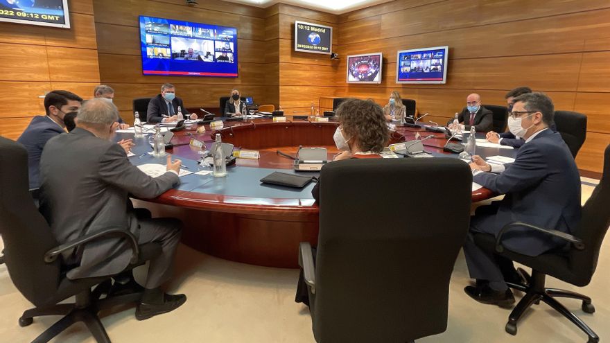 El ministro de la Presidencia, Félix Bolaños preside la reunión del Comité de Situación de Seguridad Nacional.