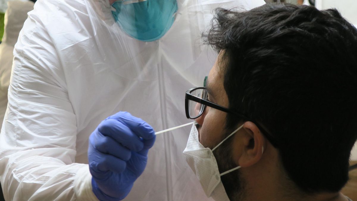 Un técnico de laboratorio inserta un hisopo en la nariz de un residente para la prueba del coronavirus en San Juan (Puerto Rico). EFE/Jorge Muñiz/Archivo