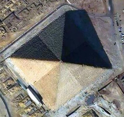 Investigadores como Flinders Petrie e I.E.S. Edwards documentaron cómo una línea cóncava divide cada cara del monumento