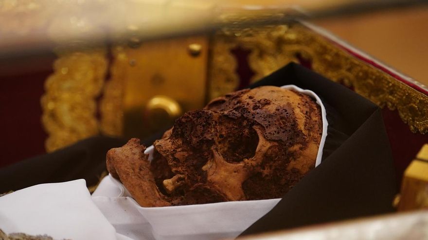 Críticas y memes en redes sociales por la exhibición del cuerpo "incorrupto" de santa Teresa