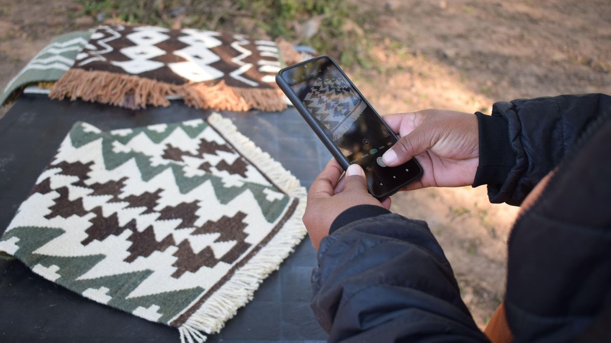 Las mujeres aplican los recursos digitales para promocionar sus artesanías. Gracias a las redes sociales, los productos que confeccionan llegan a más interesados. Foto: cortesía Fundación Gran Chaco