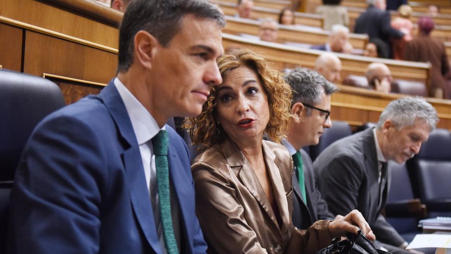 El presidente del Gobierno, Pedro Sánchez, la vicepresidenta primera y ministra de Hacienda, María Jesús Montero, en el banco azul del Congreso.