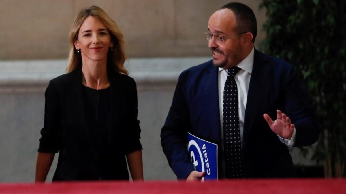 Álvarez de Toledo junto al líder del PP catalán, Alejandro Fernández, en el Parlament