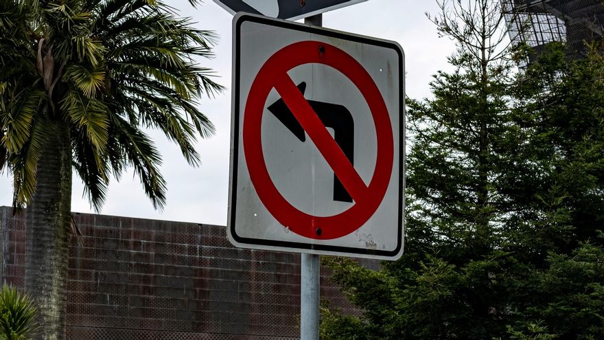 Cruzar el carril contrario multiplica los errores de cálculo y aumenta la posibilidad de impacto