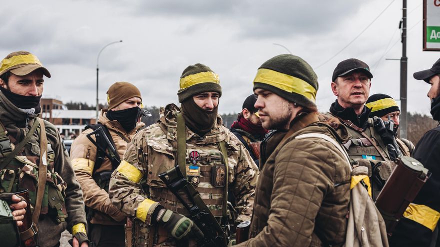 Varios soldados del ejército ucraniano en Irpin (Ucrania)