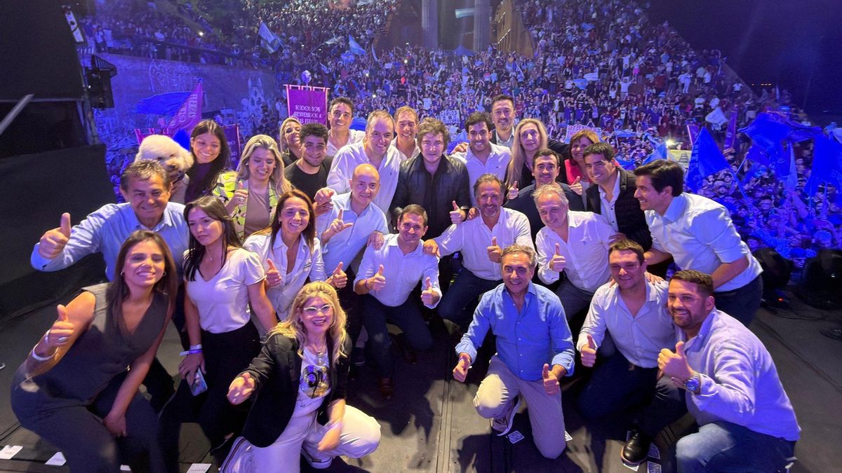 Javier Milei junto a parte de su gabinete y candidatos durante el cierre de campaña en Rosario.