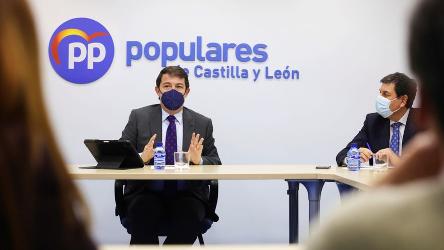 El candidato del PP de Castilla y León a las Elecciones Autonómicas del 13 de febrero, Alfonso Fernández Mañueco (c), hoy en la sede del partido en Valladolid. EFE/ José C.Castillo