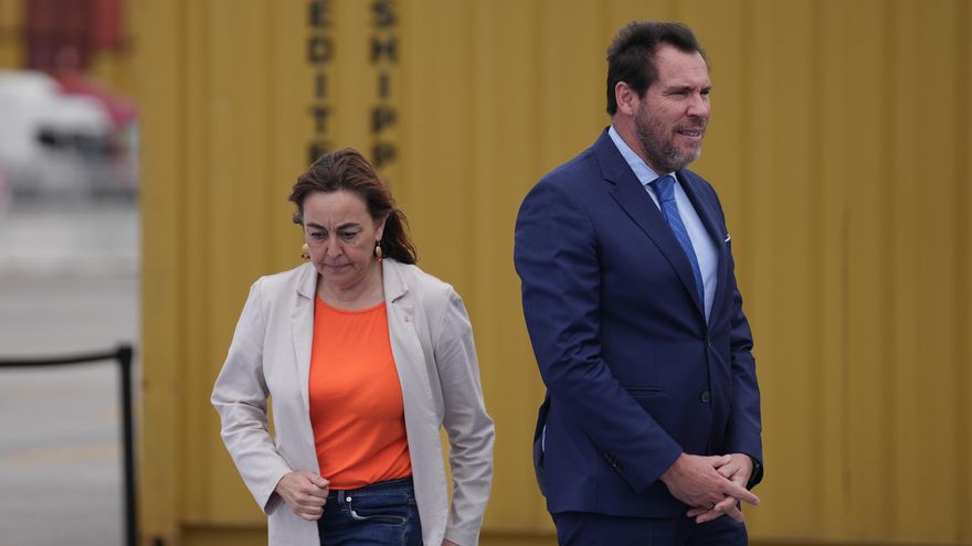 Sílvia Paneque y Óscar Puente, durante la inauguración de la ampliación de la terminal Hutchison Ports BEST en el Puerto de Barcelona, a 10 de julio de 2025.