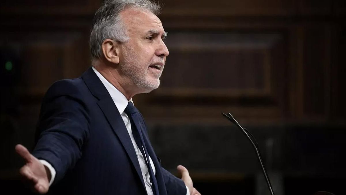 El ministro de Política Territorial, Ángel Víctor Torres, durante un pleno del Congreso, en una imagen de archivo.