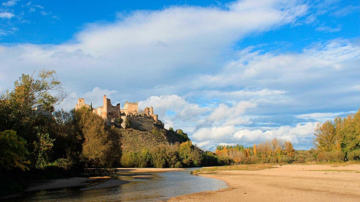 La playa fluvial de Toledo a los pies de un castillo medieval y rodeado de vegetación para refugiarse del calor