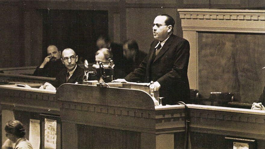 Juan Negrín pronuncia un discurso en 1937 ante la Sociedad de Naciones.