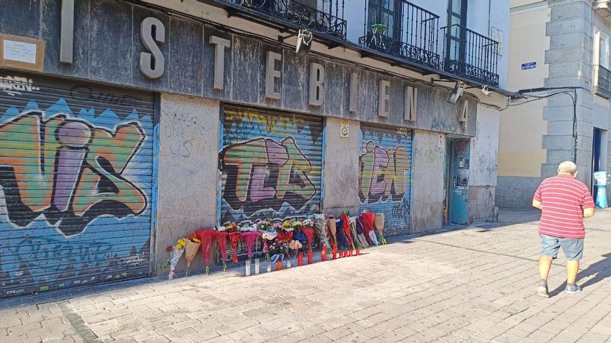 Homenajes a Concha en la puerta de su establecimiento de Tirso de Molina, donde fue asesinada este lunes.
