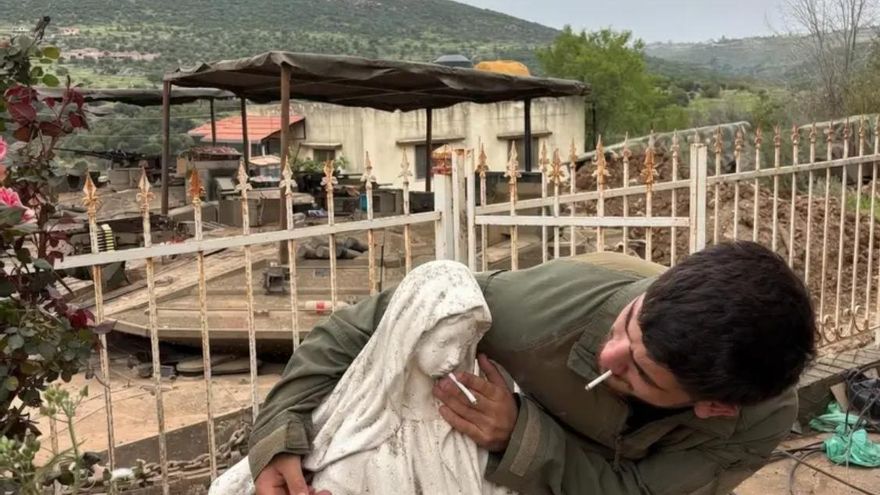 Un soldado israelí coloca un cigarro en la boca de una estatua de la Virgen María en el sur de Líbano.
