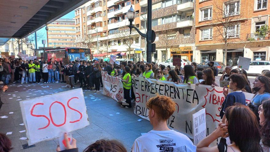 Alumnos y profesores denuncian frente al Gobierno vasco la eliminación del Bachillerato de Arte y Música en un instituto público de Bilbao