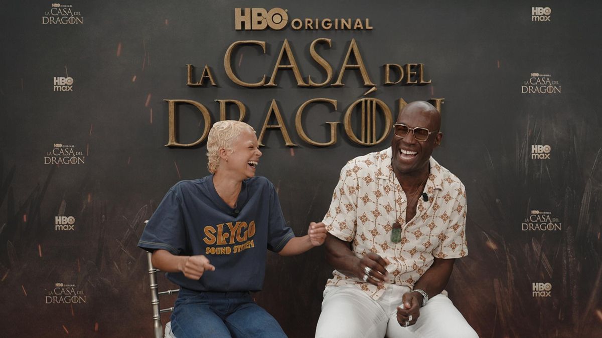 Steve Toussaint y Phoebe Campbell comparten unas risas durante una entrevista promocional de la temporada 3 de 'La casa del dragón'
