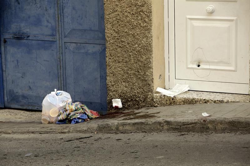 Disparos en la puerta de la vivienda de la mujer. (EFE/Ángel Medina G.)