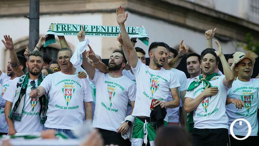 David Leal, brazo en alto, en la celebración del ascenso a Primera.