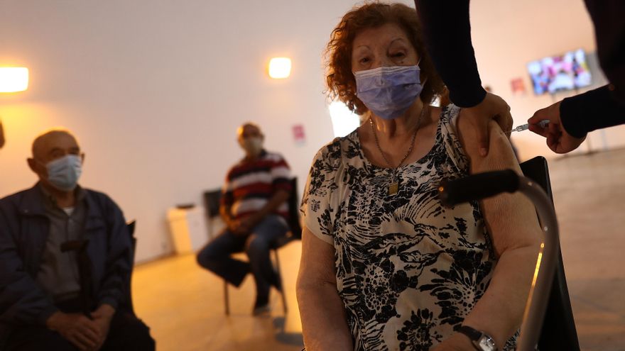 Fotografía de archivo en la que se registró a una mujer al ser vacunada contra la covid-19, en Buenos Aires (Argentina). EFE/Juan Ignacio Roncoroni