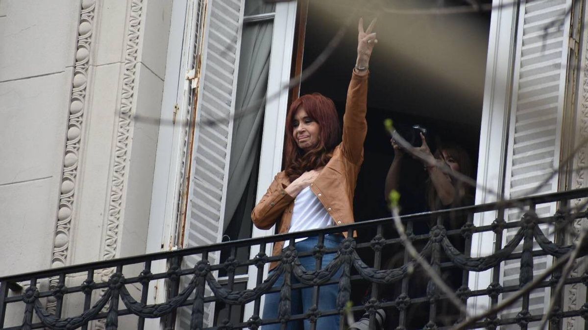 CFK saluda desde San José 1111