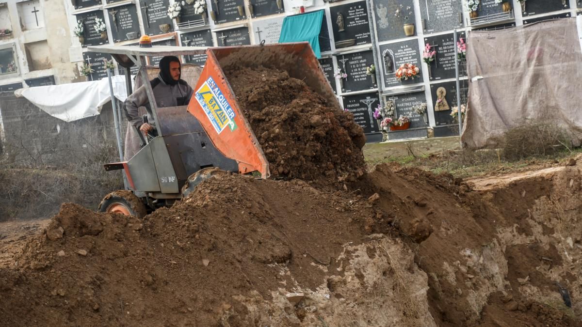 Comienzan a cerrar fosas del cementerio de La Salud con excavaciones aún pendientes.