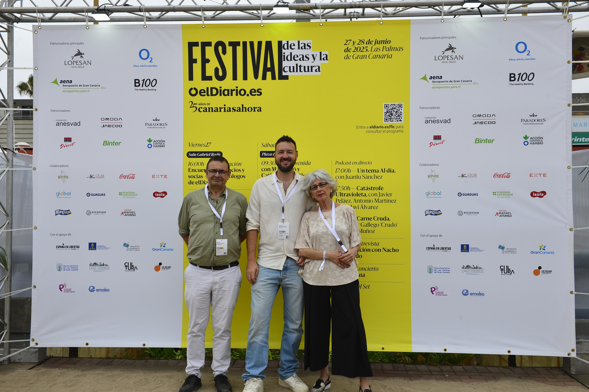 Juanlu Sánchez,  junto a Ignacio Sánchez Cuenca y Pilar del Río antes de participar en El Rincón de Pensar