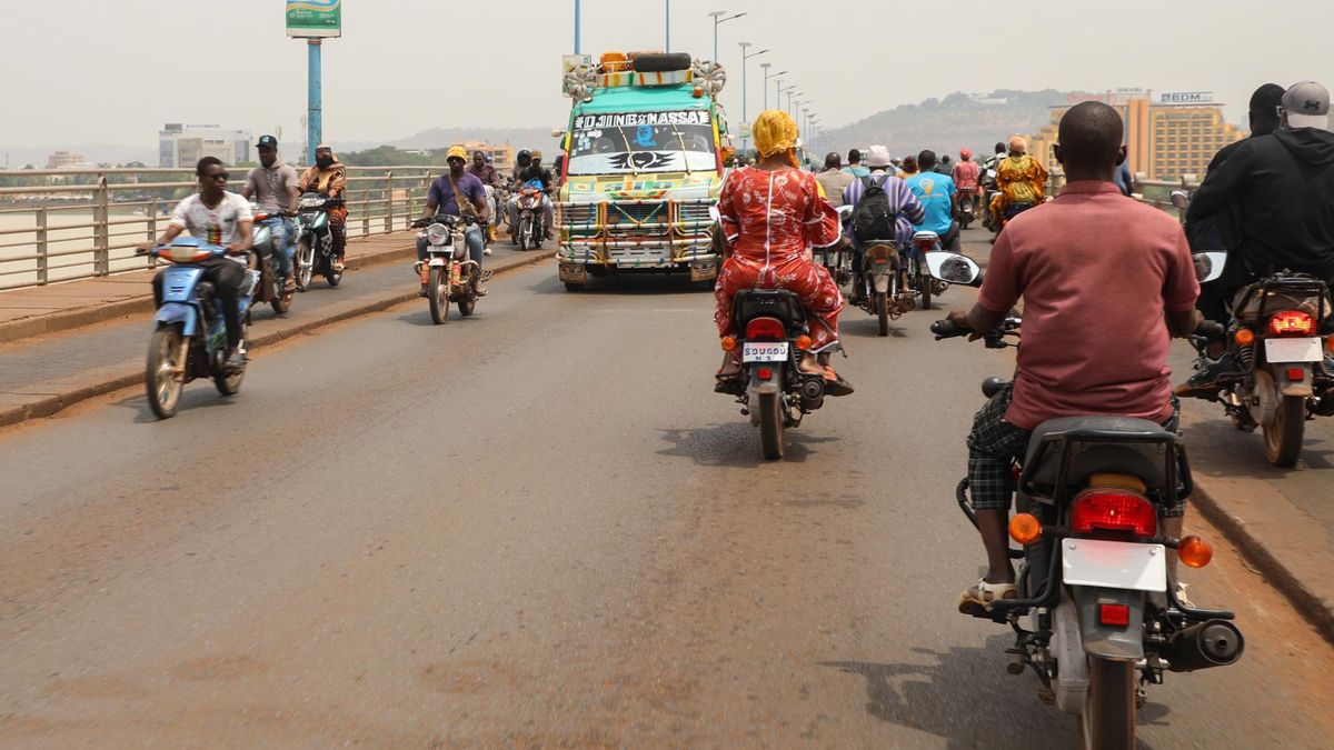 Tráfico en la capital, Bamako, después de los ataques coordinados de dos milicias contra las autoridades militares.