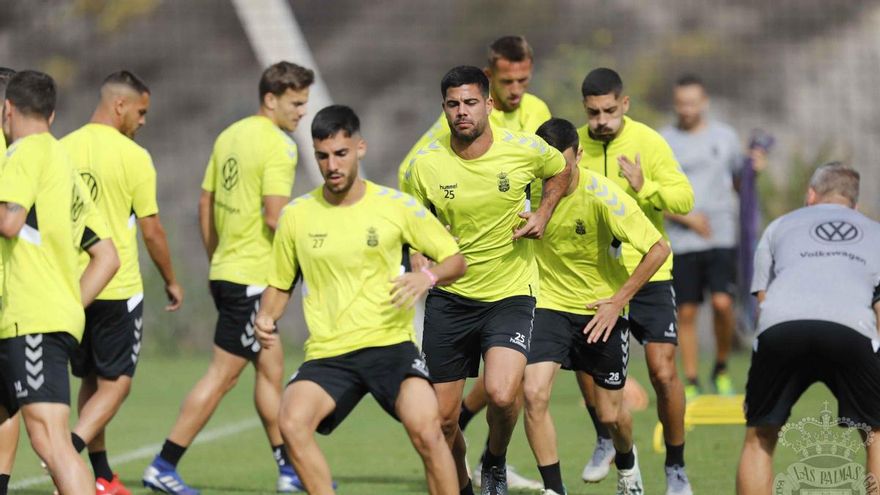 La UD Las Palmas tiñe de rosa el Estadio de Gran Canaria en busca de una nueva victoria