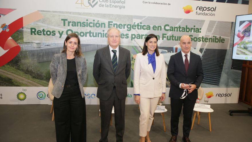 La coordinadora de la Secretaría Técnica del Club Español de la Energía,  Ana Padilla; el consejero de Industria, Eduardo Arasti; la alcaldesa de Santander, Gema Igual; y el director de Operaciones de Repsol, Enrique Pedrosa
