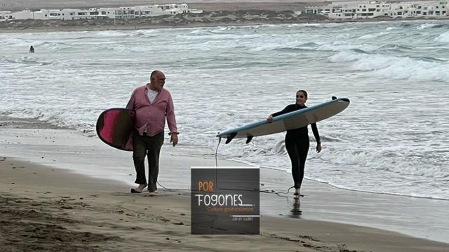 José Andrés y una de sus hijas paseando por Famara