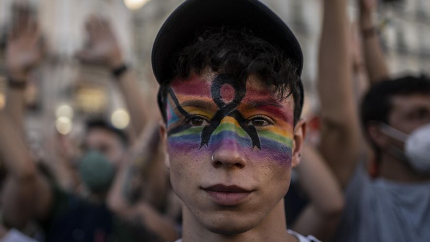 Un joven con la bandera LGBTI y un crespón negro por el crimen del joven coruñés Samuel Luiz en la noche del viernes.