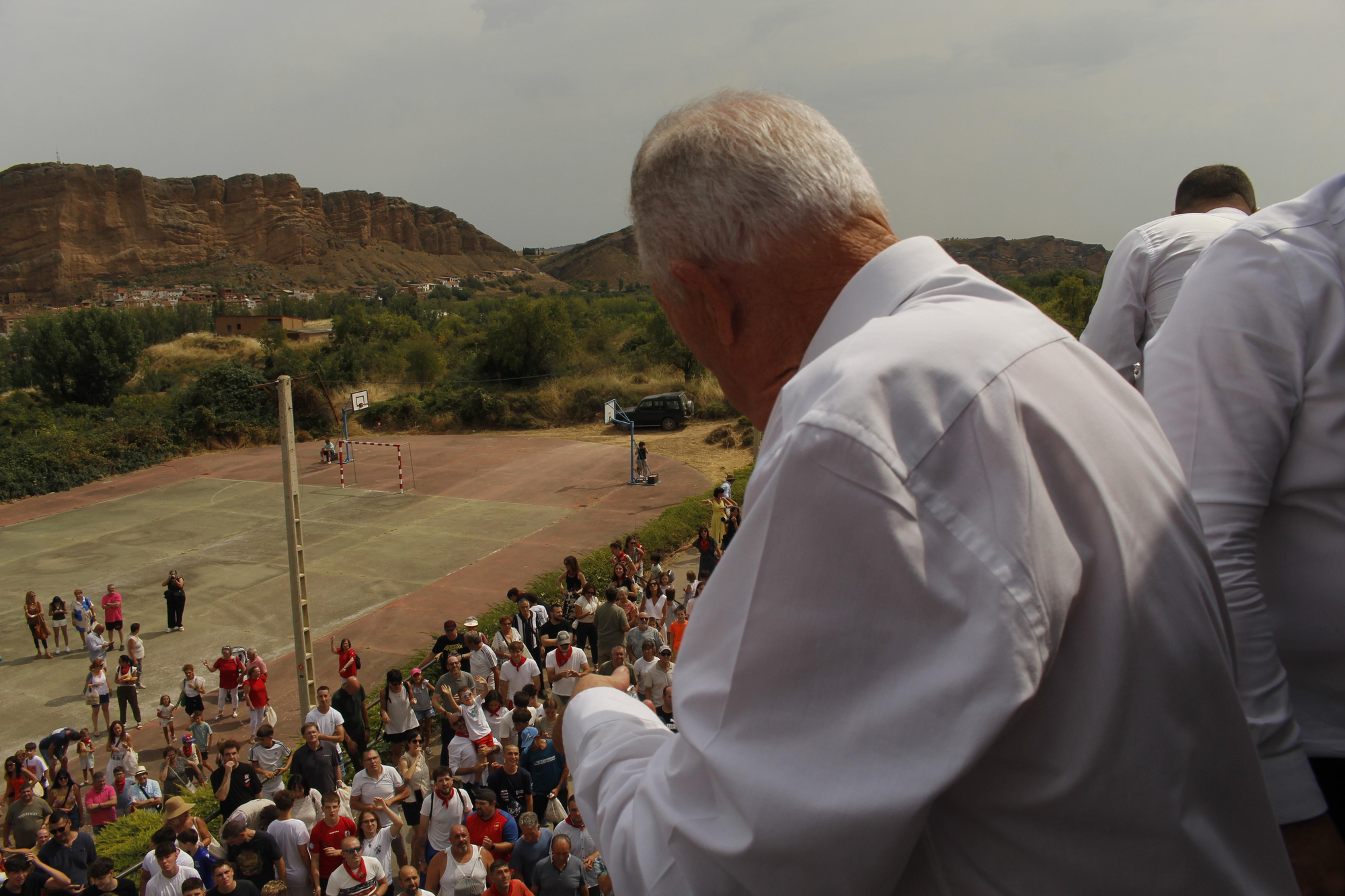 Los panes y los quesos vuelan desde la ermita de Quel para cumplir con una tradición de más de 500 años