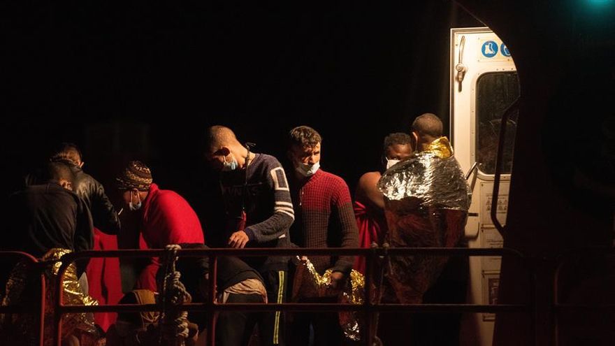 Supervivientes del naufragio en la Salvamar Mízar. / FOTO: Carlos de Saá/EFE