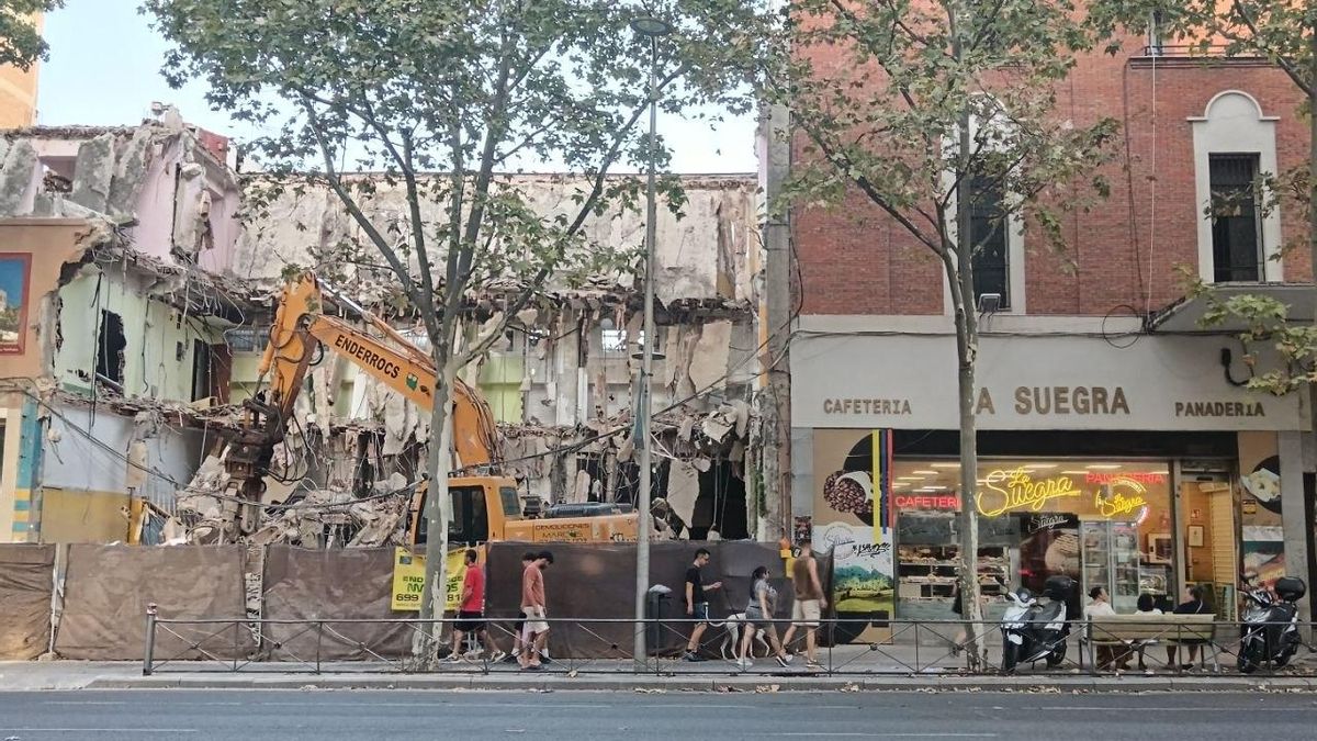 La espectacular demolición a pie de acera junto al mercado Maravillas que habla del (alto) precio de la vivienda en Tetuán