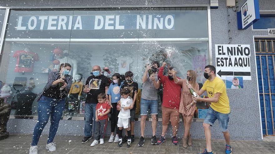 Los dueños y familiares de la administración de lotería 44.300, ubicada en el municipio grancanario de Gáldar, celebran con champán, el haber dado el primer premio de la Lotería El Niño. EFE/Ángel Medina G.