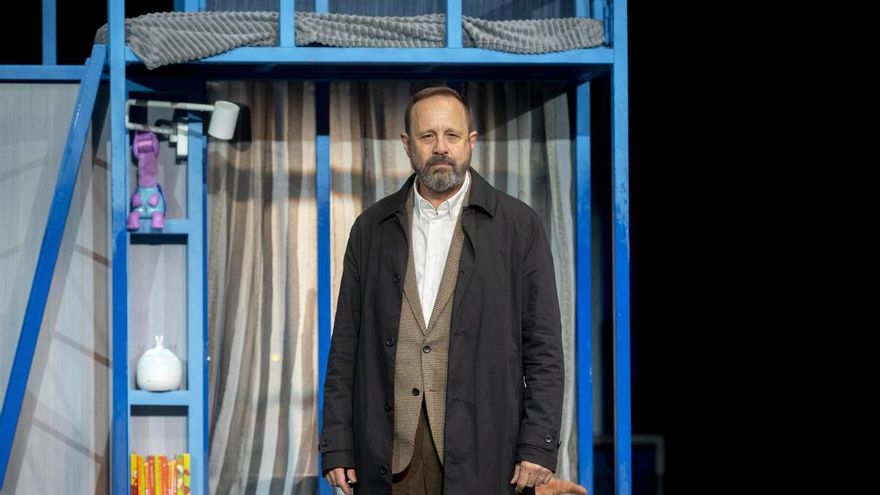 El actor Patxi Freytez, en la representación de la obra Casa de muñecas, de Henrik Ibsen, en el teatro Fernán Gómez, a 16 de mayo de 2025, en Madrid