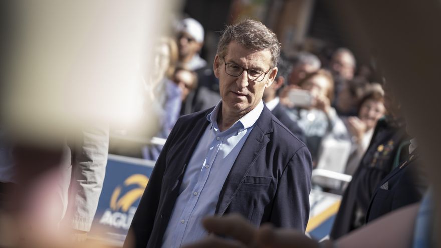 El presidente del Partido Popular, Alberto Núñez Feijóo, durante su visita a la Falla Convento Jerusalén - Matemático Marzal, a 16 de marzo de 2023, en Valencia.