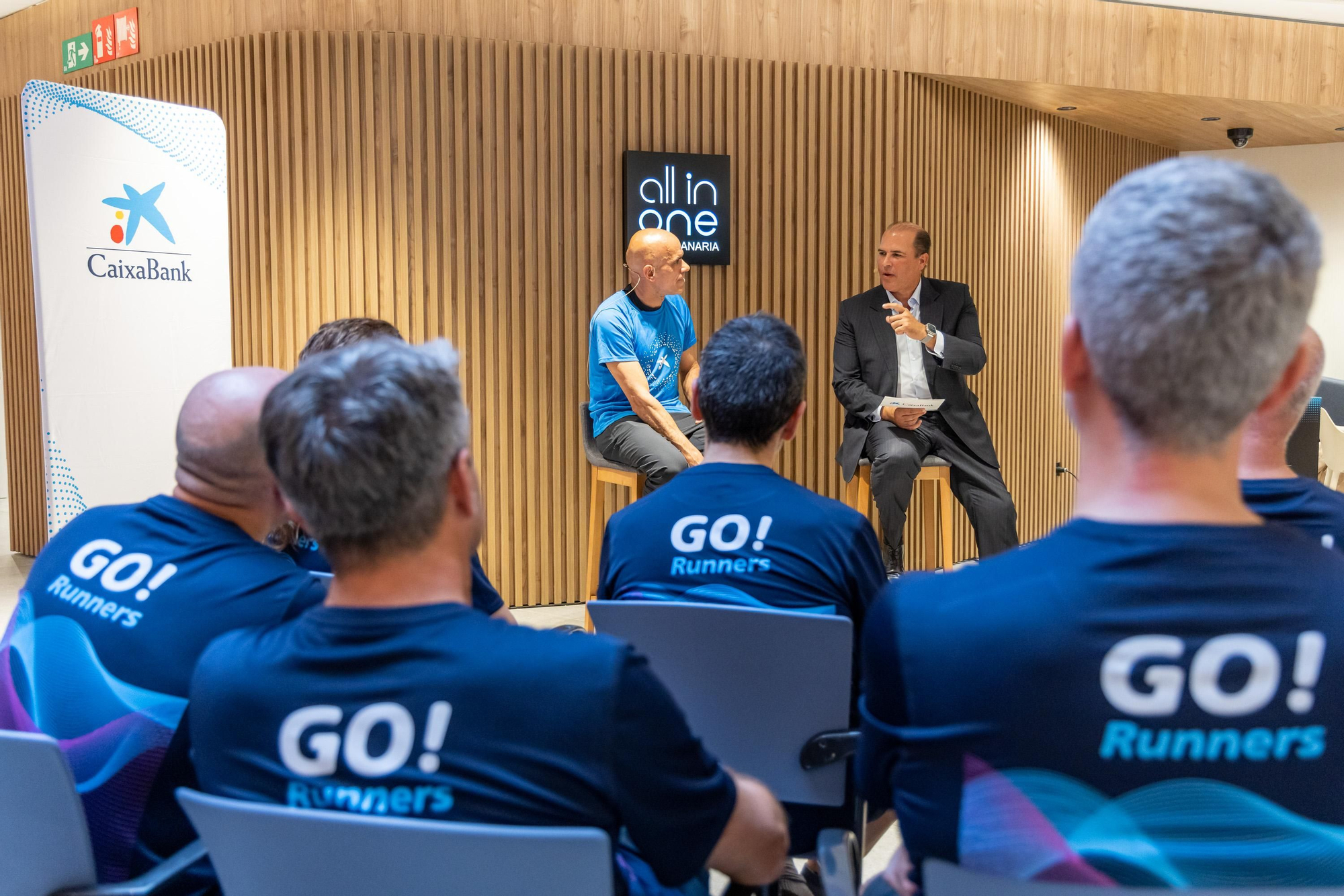 El atleta Reyes Estévez durante la charla previa que compartió con los participantes en el 'Social Run'.