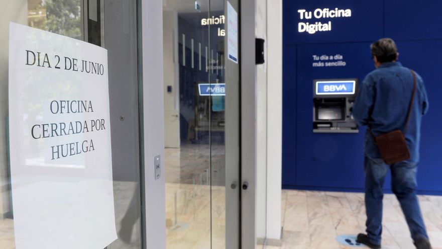 Un hombre se dispone a sacar dinero en un cajero automático en la oficina principal del BBVA, debido al cierre de esta por la huelga convocada este miércoles para protestar por los despidos que plantea esta entidad bancaria a nivel nacional.