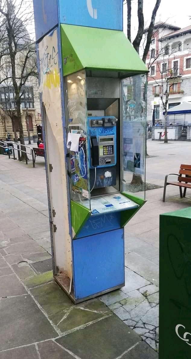 Cabina de teléfono en Plaza Berri, en Hernani, Gipuzkoa