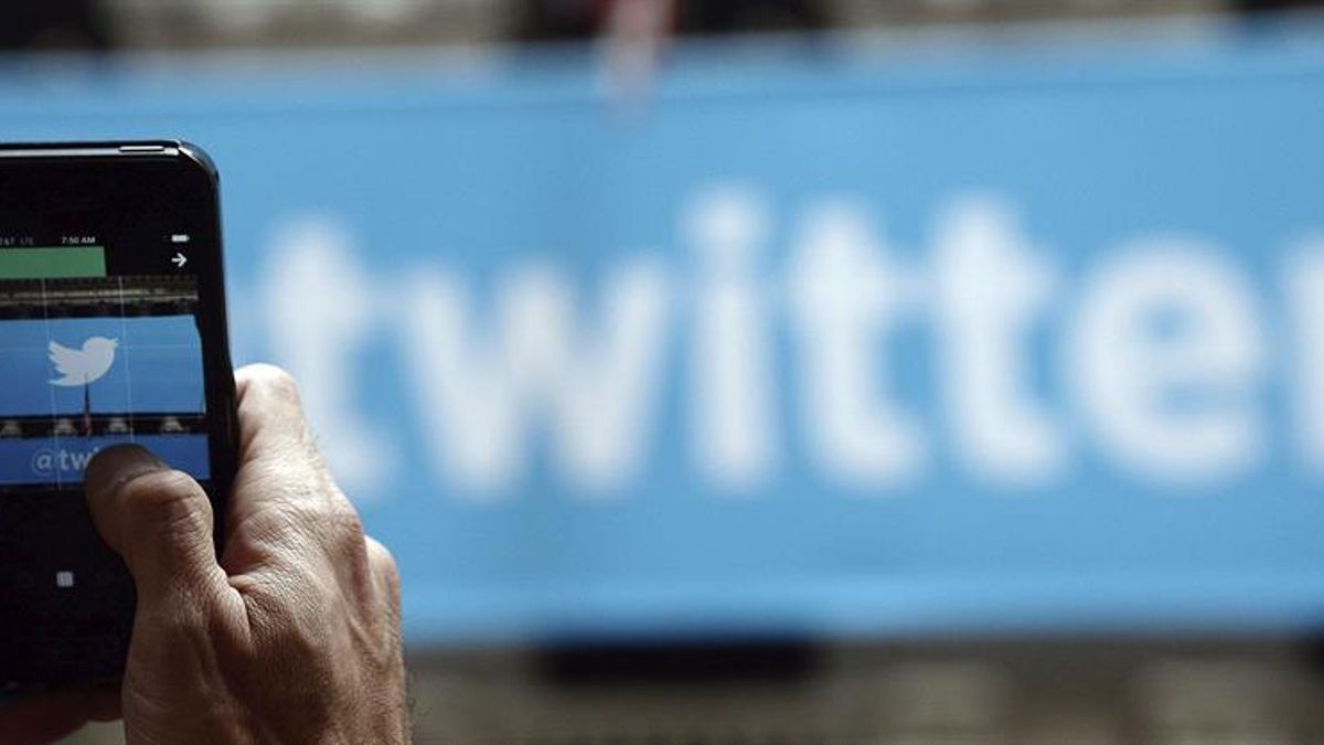 La red social Twitter gana dinero por primera vez.