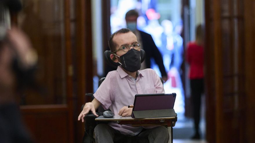 El portavoz de Unidas Podemos en el Congreso, Pablo Echenique, a su llegada a una sesión plenaria en el Congreso de los Diputados, a 20 de abril de 2021, en Madrid, (España). En el pleno de hoy se debatirán, entre otras, estas Proposiciones de Ley: el pla